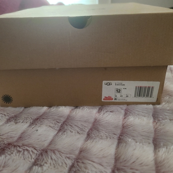 UGG - Picture 4 of 5